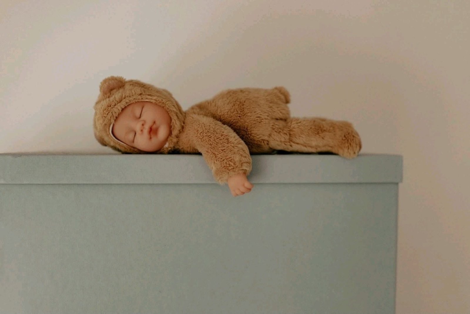 Poupée en déguisement d'ourson, décoration périnatalité